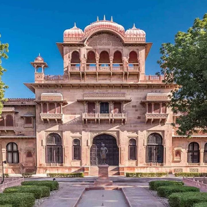 A Complete Guide on How to Visit the Monuments in Delhi