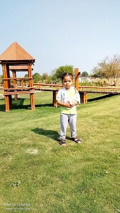 Crescent Moon, Baansera Park - 1