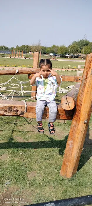 Crescent Moon, Baansera Park - 4